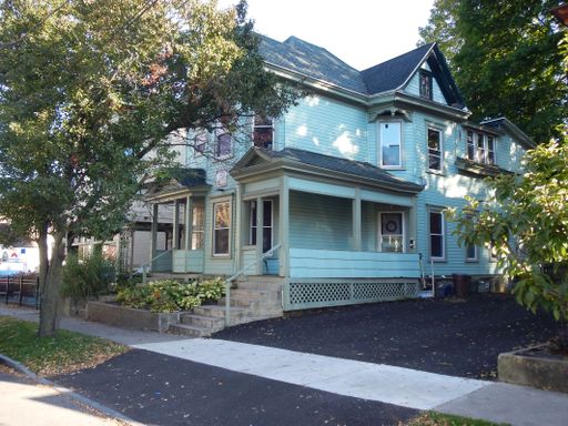 118 Dell St Apt 2 - AVAILABLE 07/01/2027 - Beautiful 3 Bedroom Near Shops & Eateries – photo 1