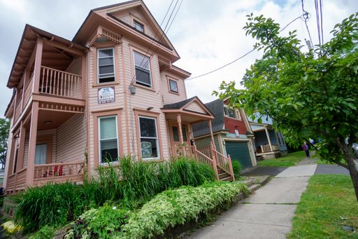 112 Dell Apt 2 - AVAILABLE 7/1/27 - Charming Second Floor Apartment One Block From Shops, Eateries and Bus lines – photo 1