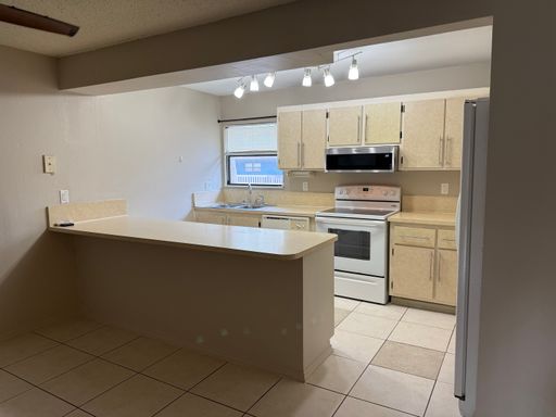 * MOVE IN SPECIAL * 1/2 OFF 2ND MONTH'S RENT!! Spacious 876 SF Unit - 2 bd / 1 ba near UF - Brandywine Condos – photo 1