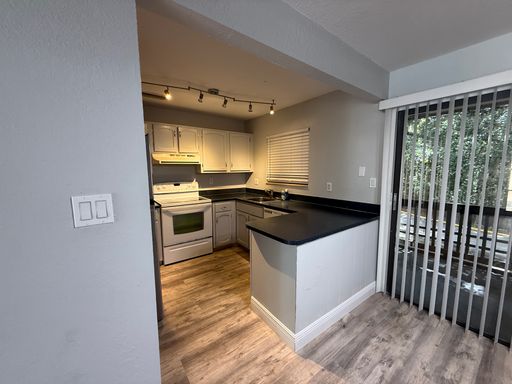 * MOVE IN SPECIAL * 1/2 OFF 2ND MONTH'S RENT!! Spacious 1,226 SF Unit - 2 bd / 2 ba near UF - Brandywine Condos – photo 1