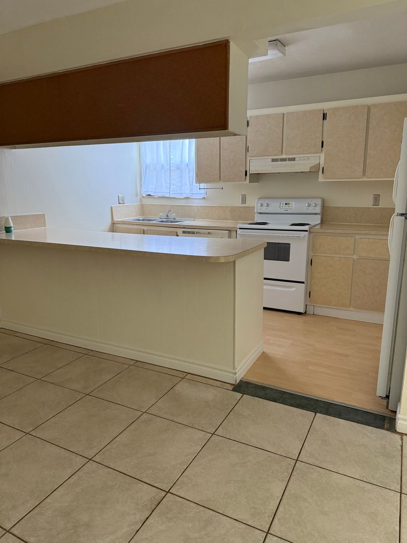 LEASE NOW AND ENJOY 50% OFF 2ND MONTH! Location, location, location! 875 SF Unit- 2 bd/ 1 ba near UF - Brandywine Condos