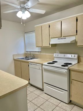 Location, location, location! 875 SF Unit- 2 bd/ 1 ba near UF - Brandywine Condos – photo 1
