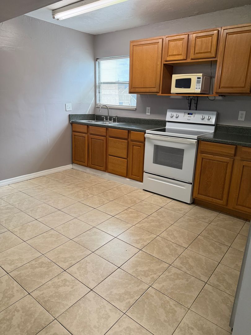 LEASE NOW AND ENJOY 50% OFF 2ND MONTH! Location, location, location! 875 SF Unit- 2bd/ 1 ba near UF - Brandywine Condos