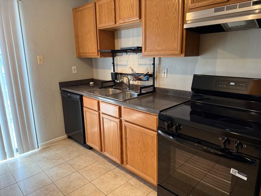 Beautiful and Spacious 3 Bedroom Condo! Convenient Location to Shopping, University and Dining! – photo 1