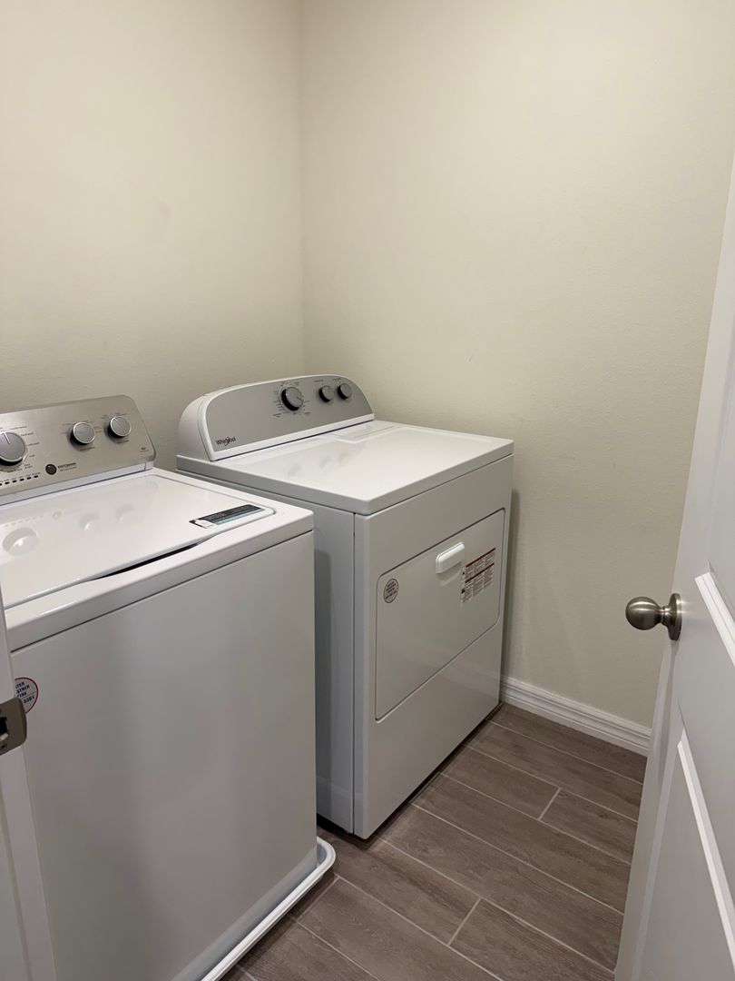 Laundry room at 5124 SW 48th Ln