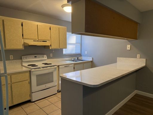 * MOVE IN SPECIAL * ONE MONTH FREE!! Spacious 876 SF Unit - 2 bd / 1 ba near UF - Brandywine Condos – photo 1