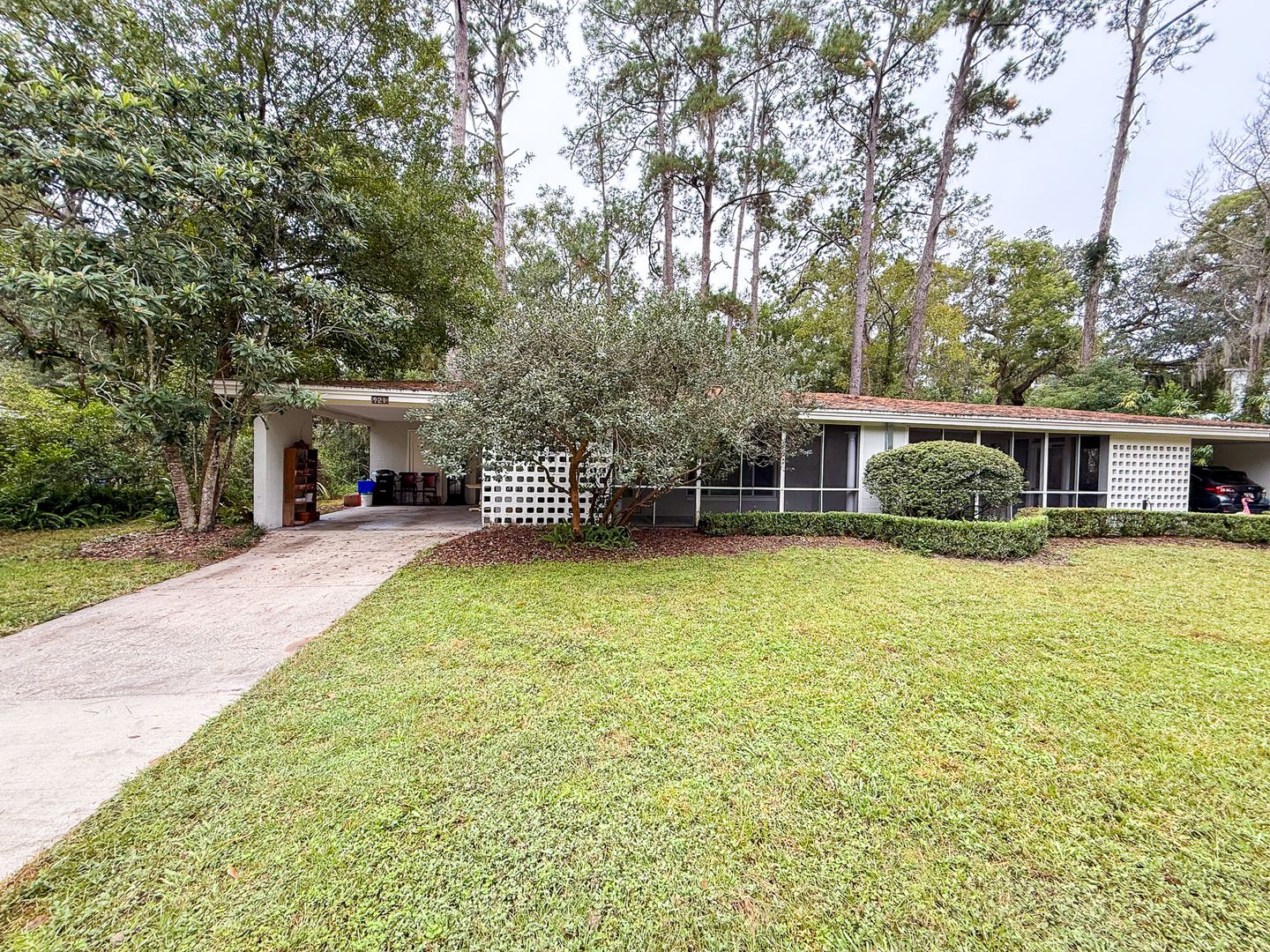 Gainesville House: 921 NE 6th Ave