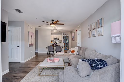 Oxford Terrace Phase I: 4/4 luxury apartment just 3 blocks from UF & 1 block from Sorority Row. LEASING FOR FALL 2027 – photo 1