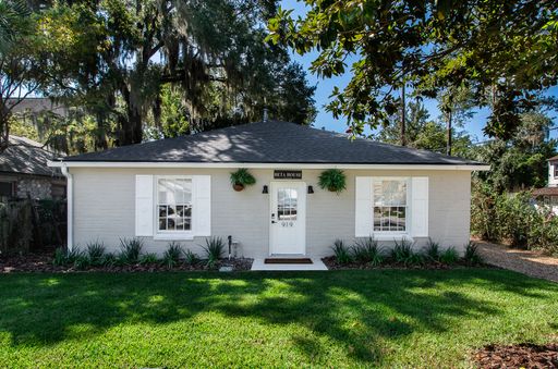 Bedroom Available- Fully remodeled & furnished house 2.5 blocks to UF! – photo 1