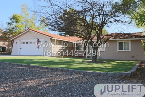 3 Bedroom 2 Bathroom House, turfed landscaping Large Yard – photo 1