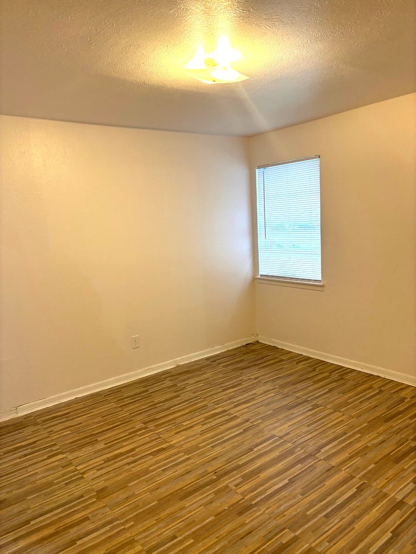 Desoto Apartment: 120 W Pleasant Run Rd