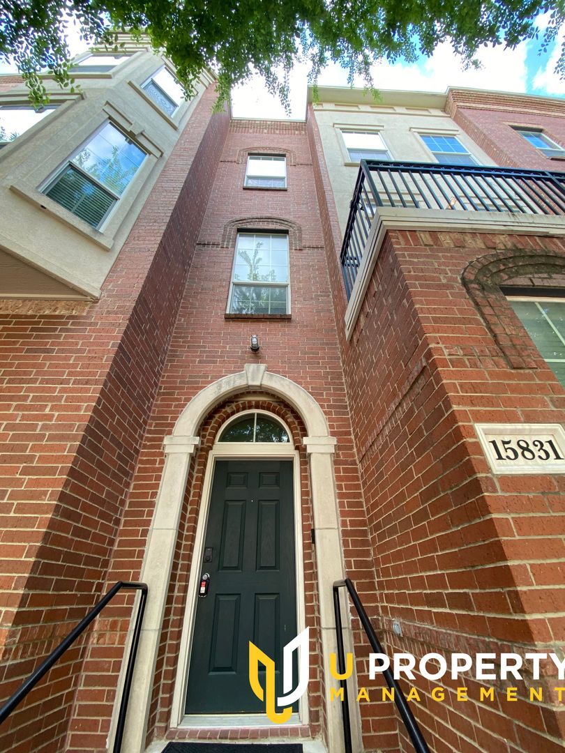 Addison House: 15831 Breedlove Pl