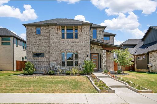 This 2019 built house has all you need! Location! – photo 1