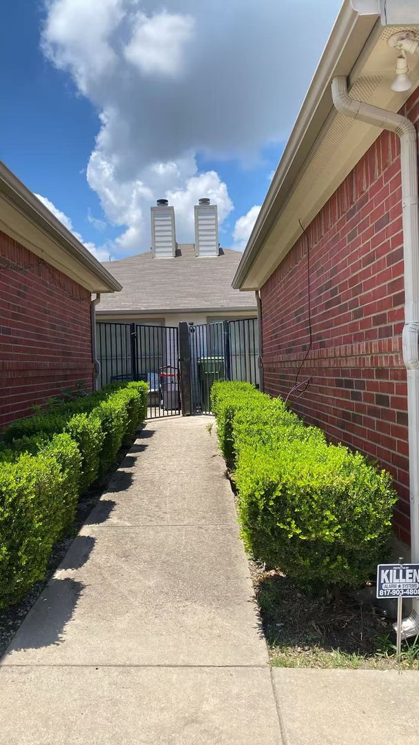 Garland Multiplex: 1105 Weston Dr