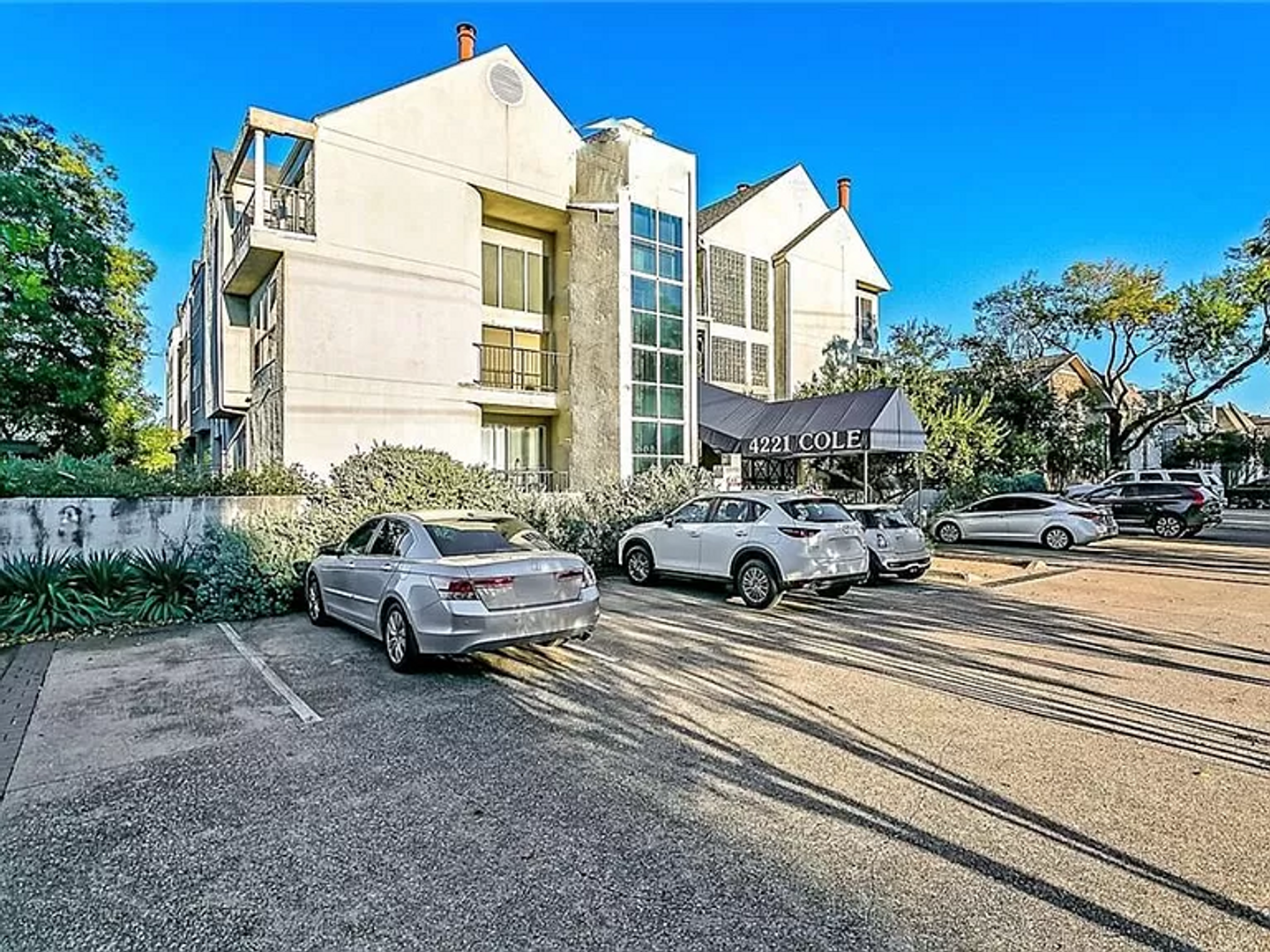 Dallas Apartment: 4221 Cole Ave., #305
