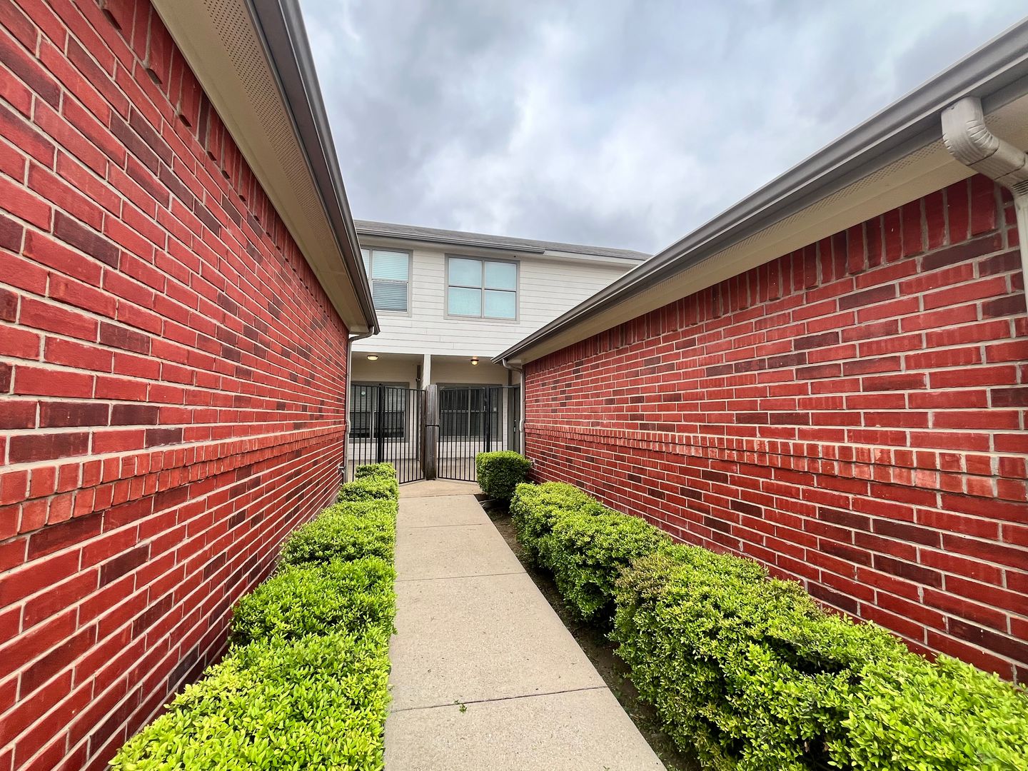 Garland Apartment: WYKEHAM CONDOMINIUMS