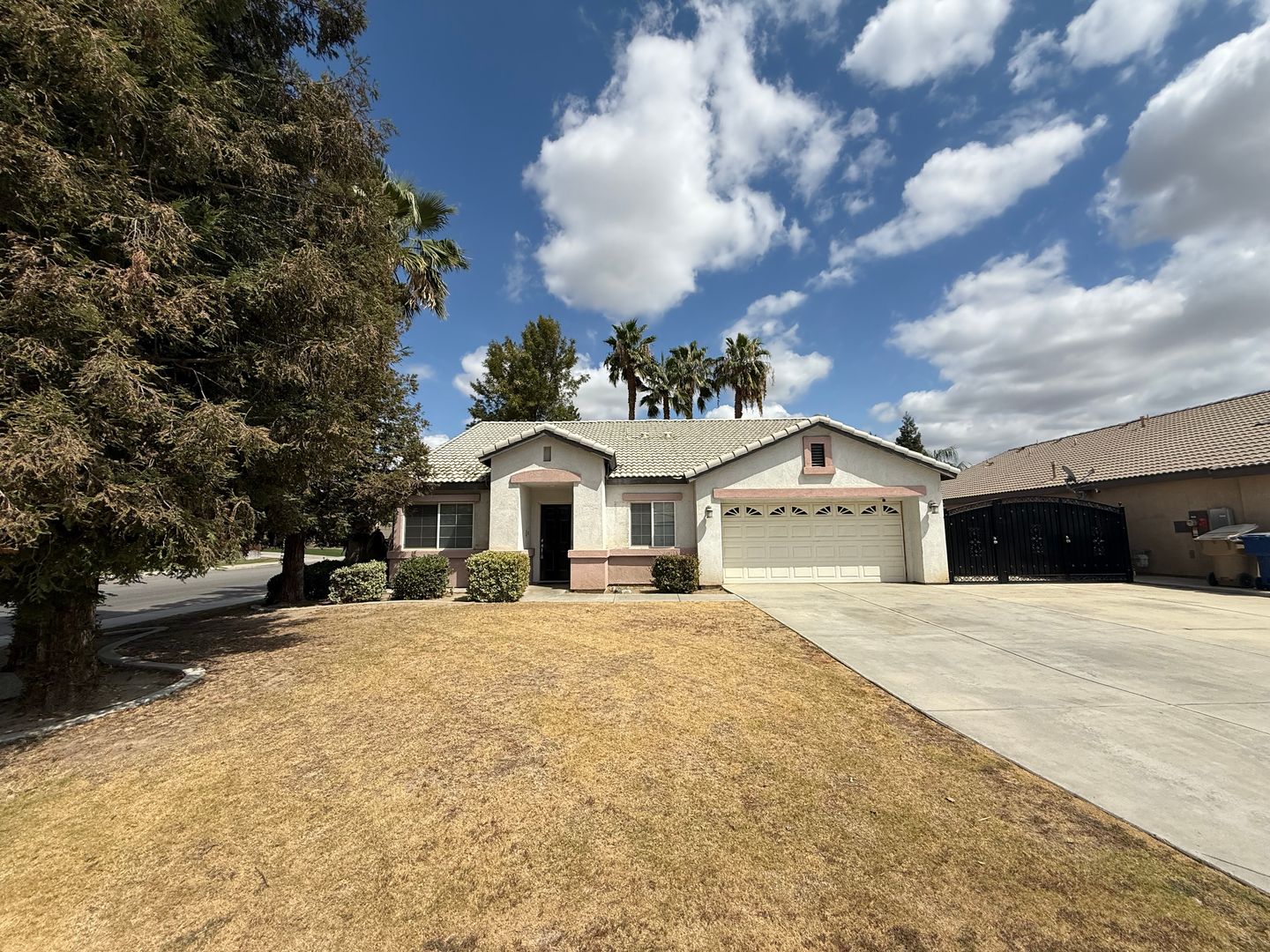 Bakersfield House: 9914 Pyramid Peak Dr