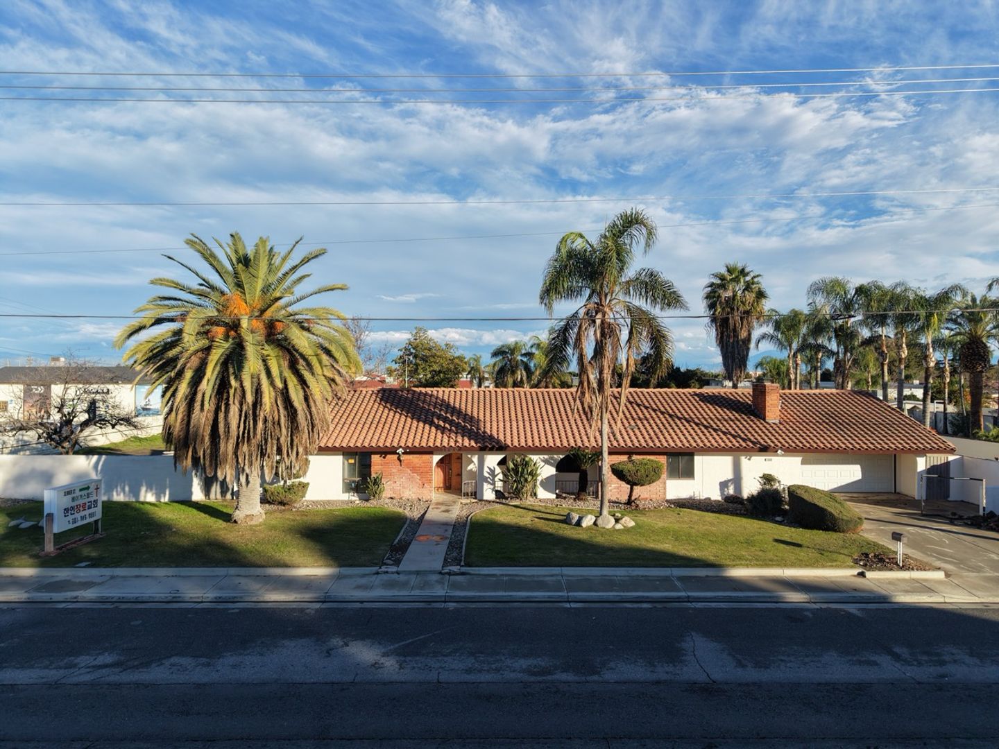 Bakersfield House: 1600 Calloway Dr.