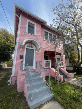3 Bedroom on Broadway! – photo 1