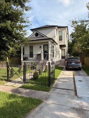 Gorgeous Single Family Home, 4BD/4BA with Large Backyard