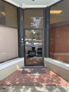 Private offices 1/2 block off Maple St. with common area amenities – photo 1