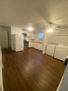 First Floor 1BD w/ In Unit Laundry – photo 1