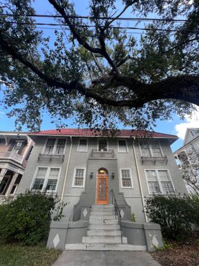1BD/1BA Uptown, ON Napoleon Ave. – photo 1
