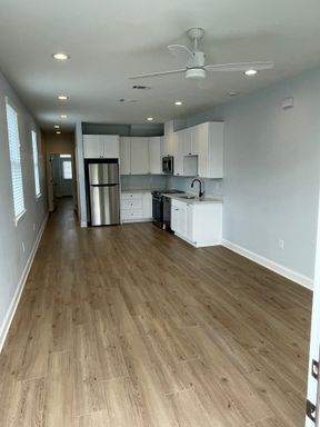 New 3BD/3.5BA w/ Gated Parking, great location Close to Downtown. – photo 1