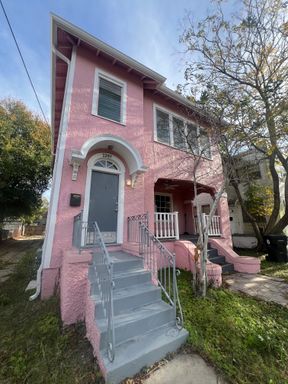 3 or 4 Bedroom Available on Broadway! – photo 1