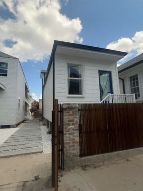 5 BR House 1/2 block from Maple St - POOL! – photo 1