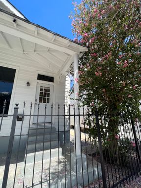 MULTI UNITS GREAT FOR GROUPS - 3bd/2ba with Shared Backyard and POOL!! – photo 1