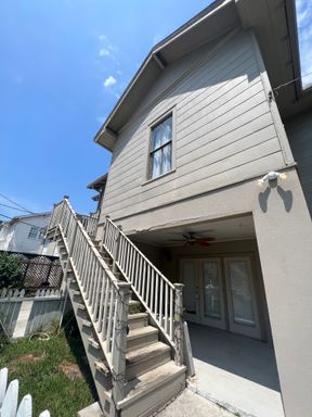 AVAILABLE JUNE 2026 3BR / 2BA in University Area, hardwood floors & natural light – photo 1