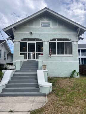 Renovated 3 Bedroom on Broadway! – photo 1