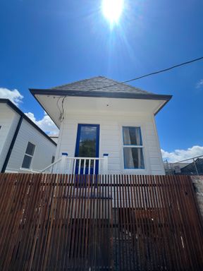 5 BR House with POOL 1/2 block from Maple St. – photo 1