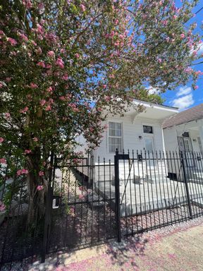 Perfect 2bd/1ba Near Campus! POOL ACCESS! – photo 1