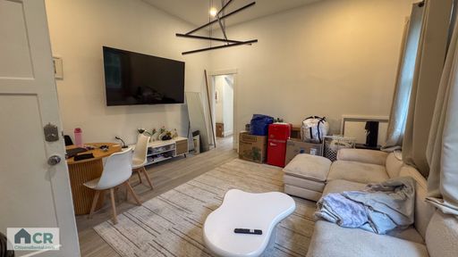 FRESH 3 Bed / 1 Bath Steps from Campus – photo 1