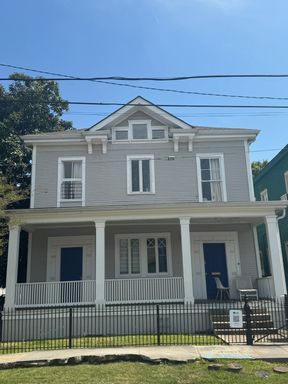 Renovated 2bed steps from Campus! August 1 Lease Available! – photo 1