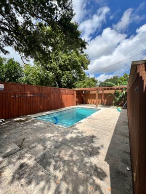 2bd/1ba with New Appliances Near Campus – photo 1