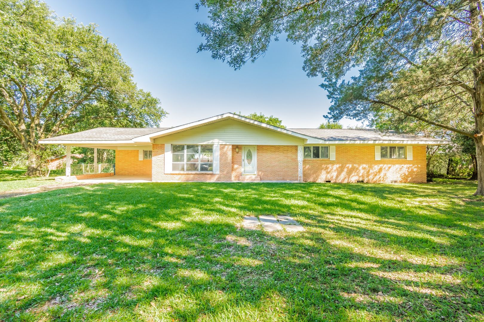 Lafayette House: 1106 La Neuville Rd