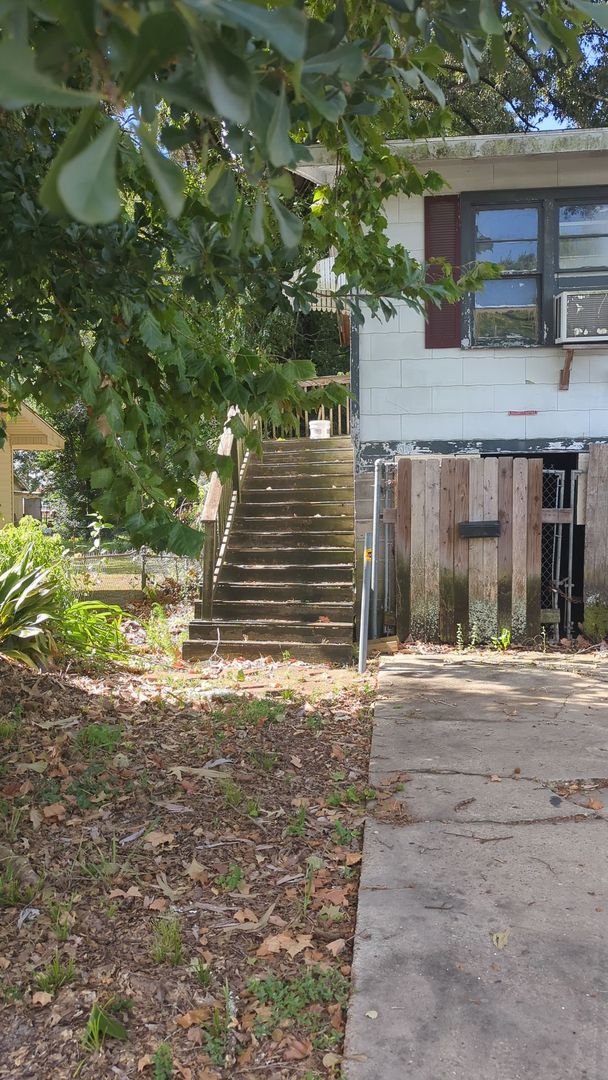 Lafayette House: 418 Tissington St