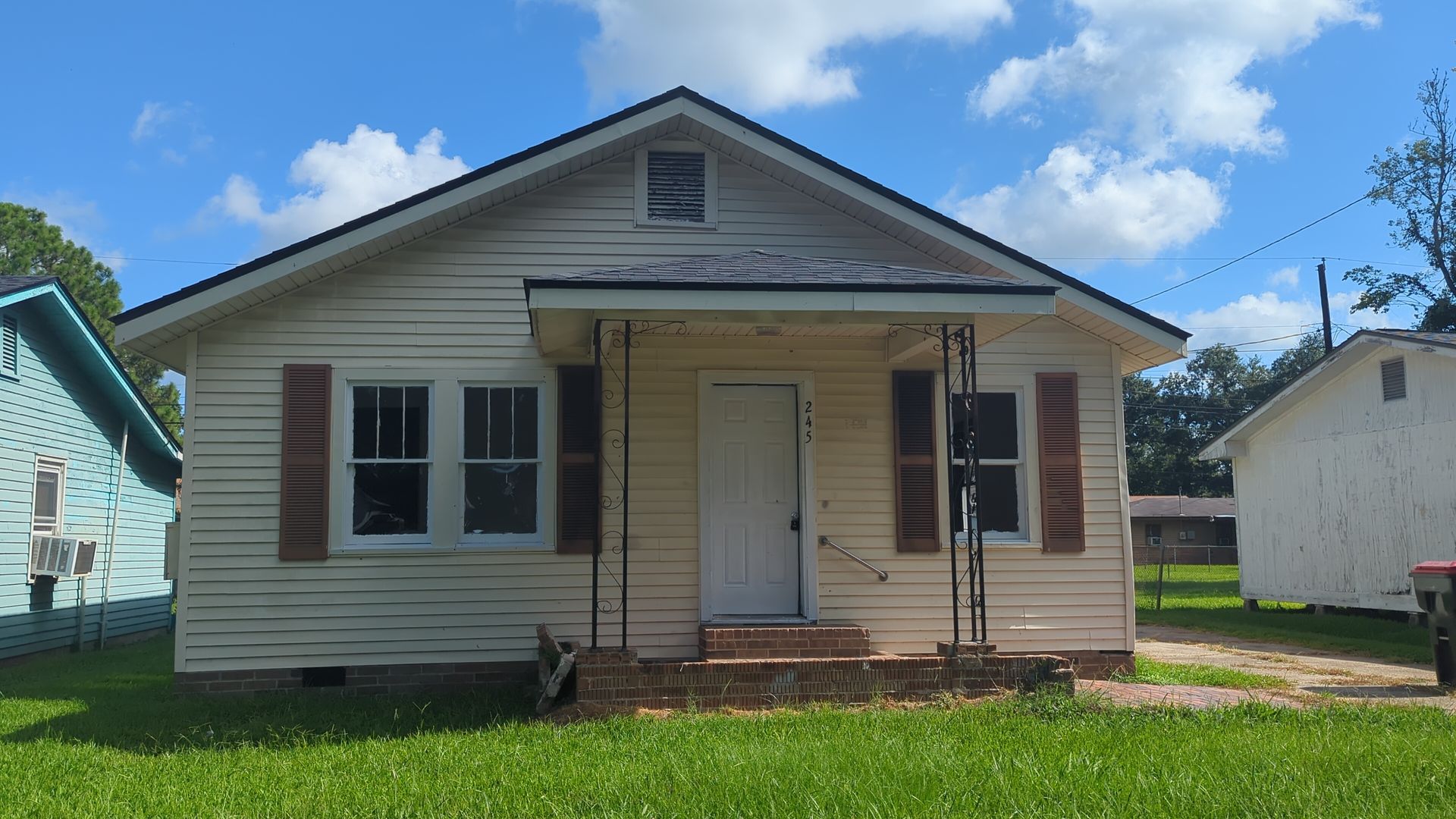 Lafayette House: 245 Sherwood Dr