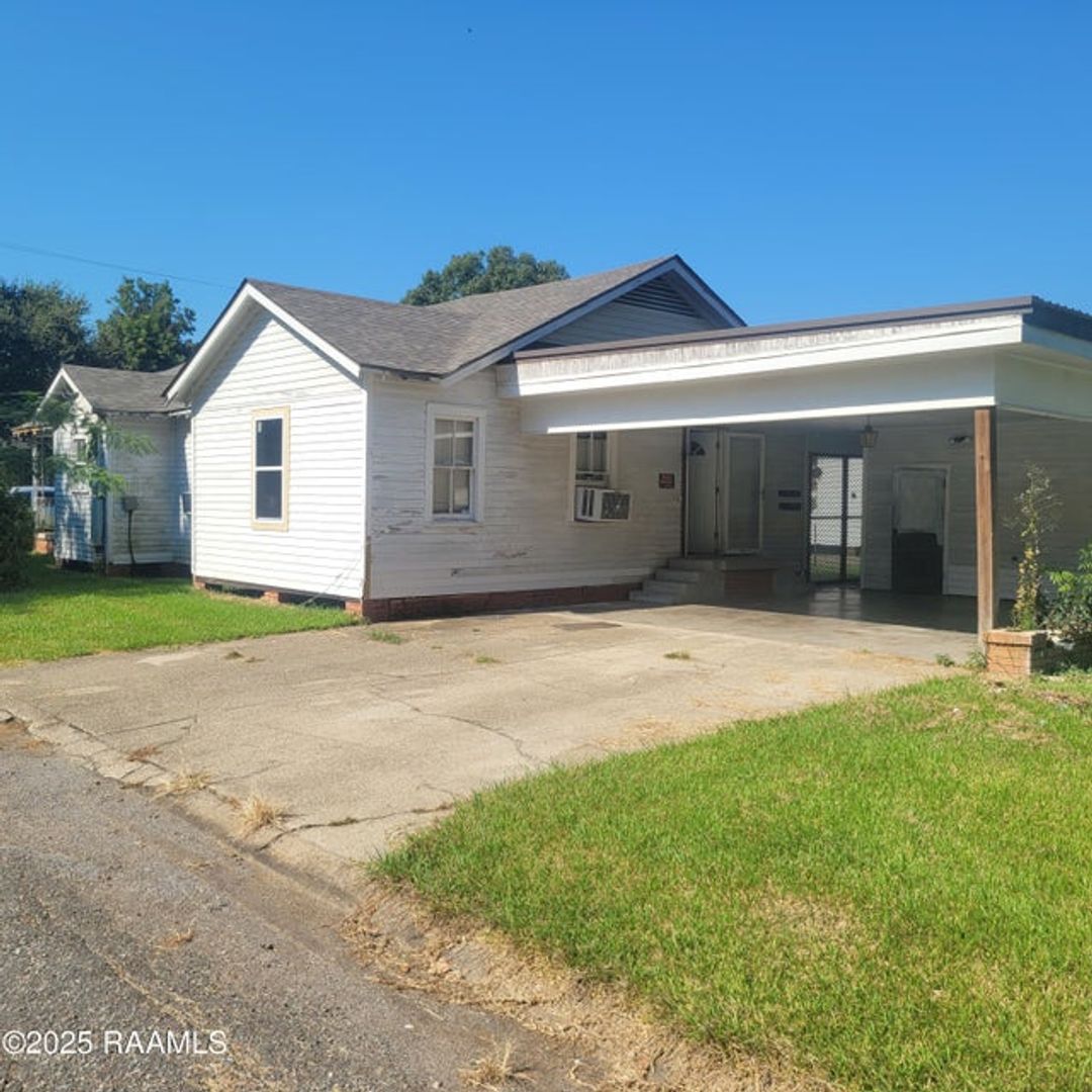 Opelousas House: 304 W Tennis St