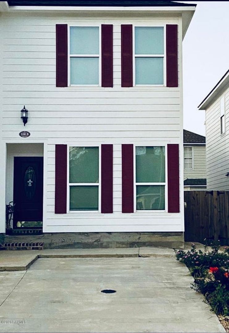 Lafayette Apartment: 108 Appleoak Avenue