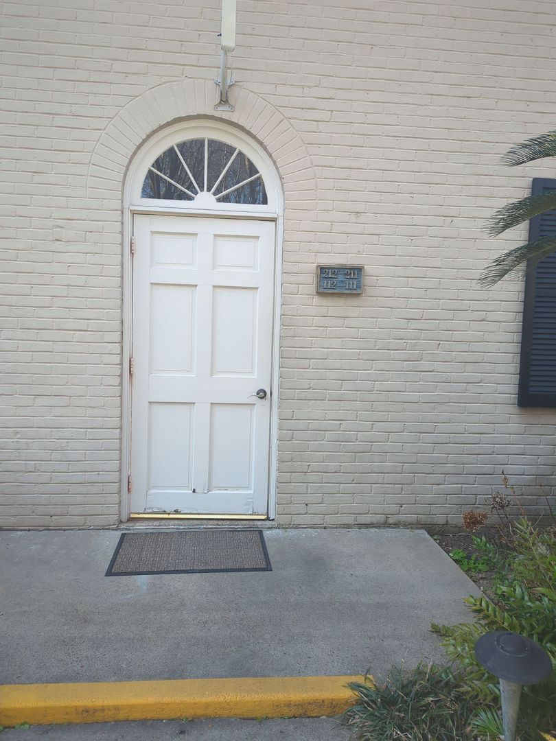 Lafayette House: 213 Bendel Rd Unit 111