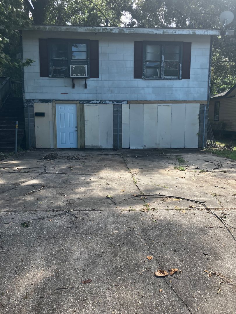 Lafayette House: 418 Tissington St