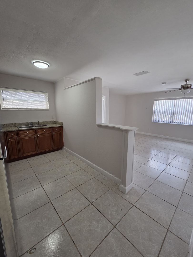 Fort Lauderdale Apartment: 2127 NW 7 St