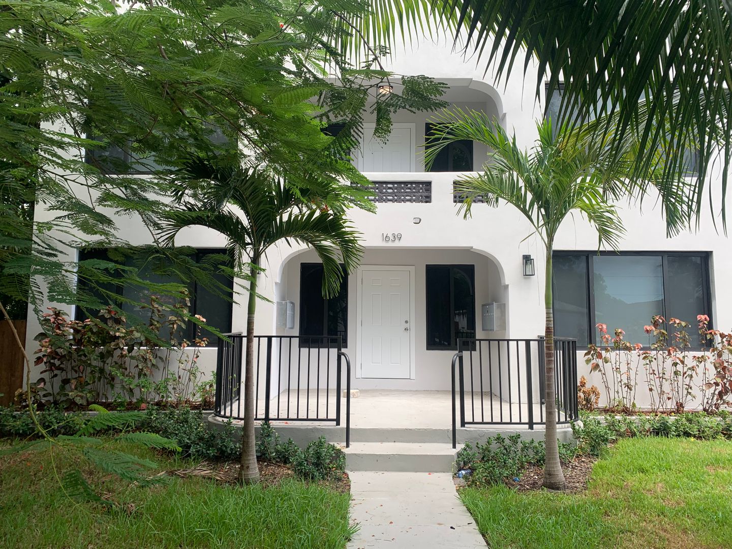 Hollywood Apartment: 1639 Madison St