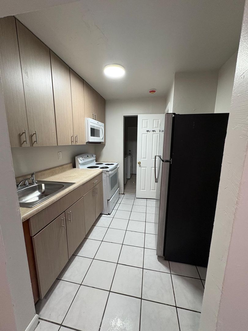 Fort Lauderdale Apartment: 900 NW 17 Ave