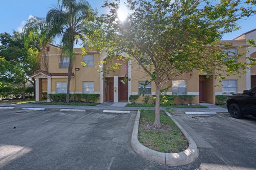 BEAUTFUL RENOVATED TOWNHOUSE 2 BEDROOMS AND 2/2.5 BATHROOMS – photo 1