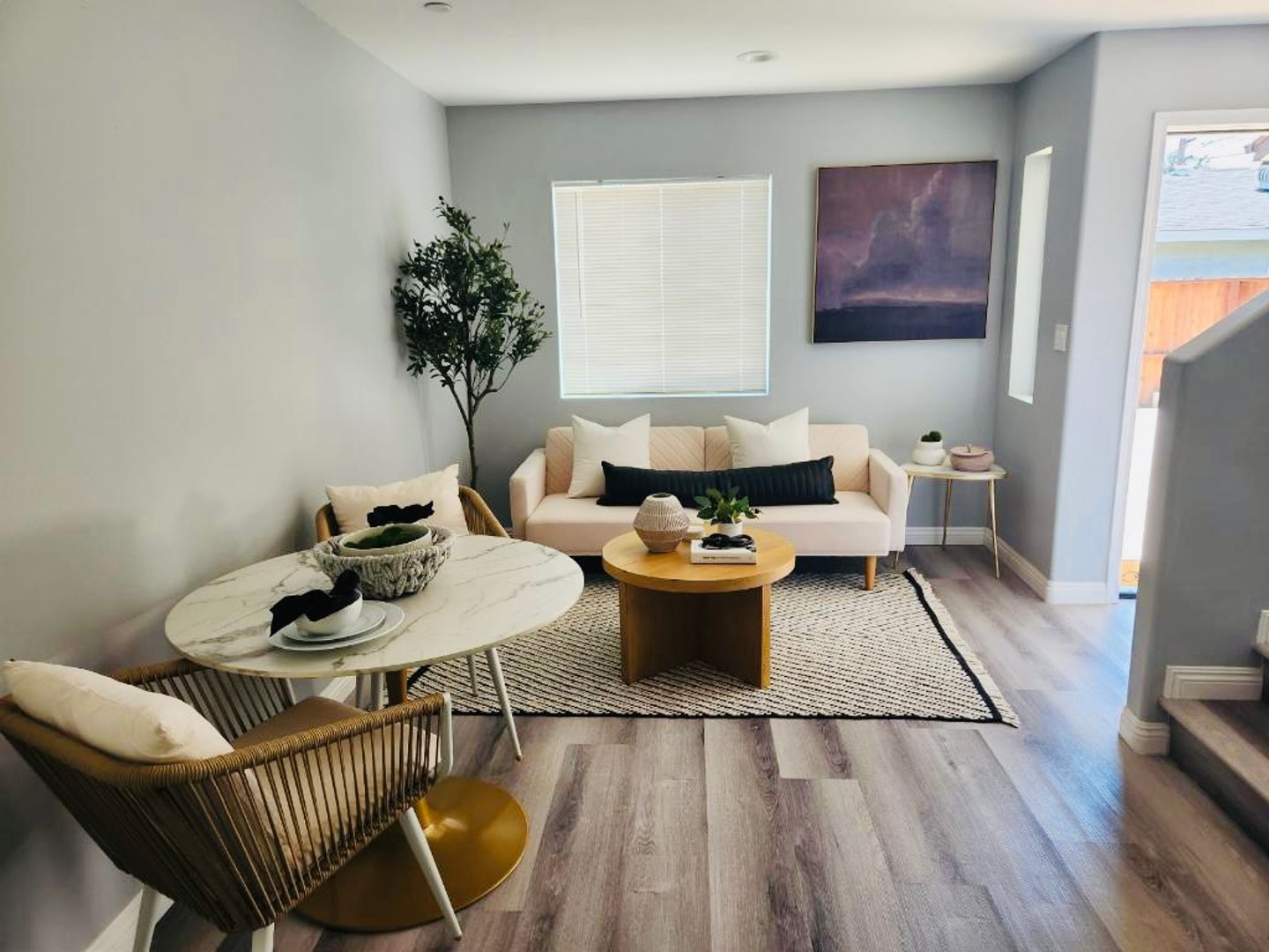 Long Beach Apartment: 2936 E. 70th St